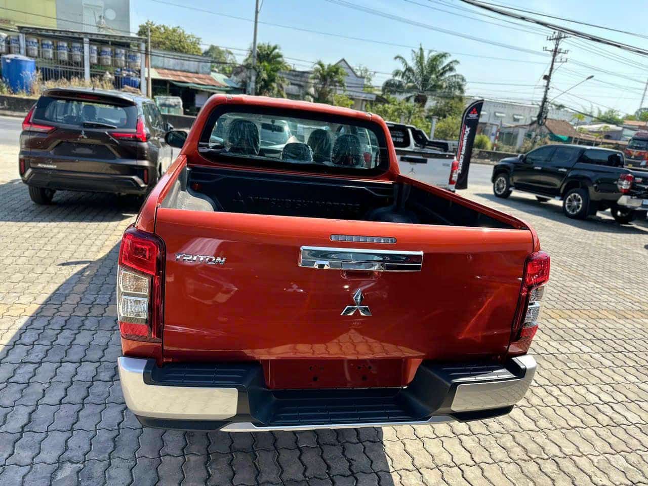 Đuôi xe Mitsubishi Triton GLX màu cam