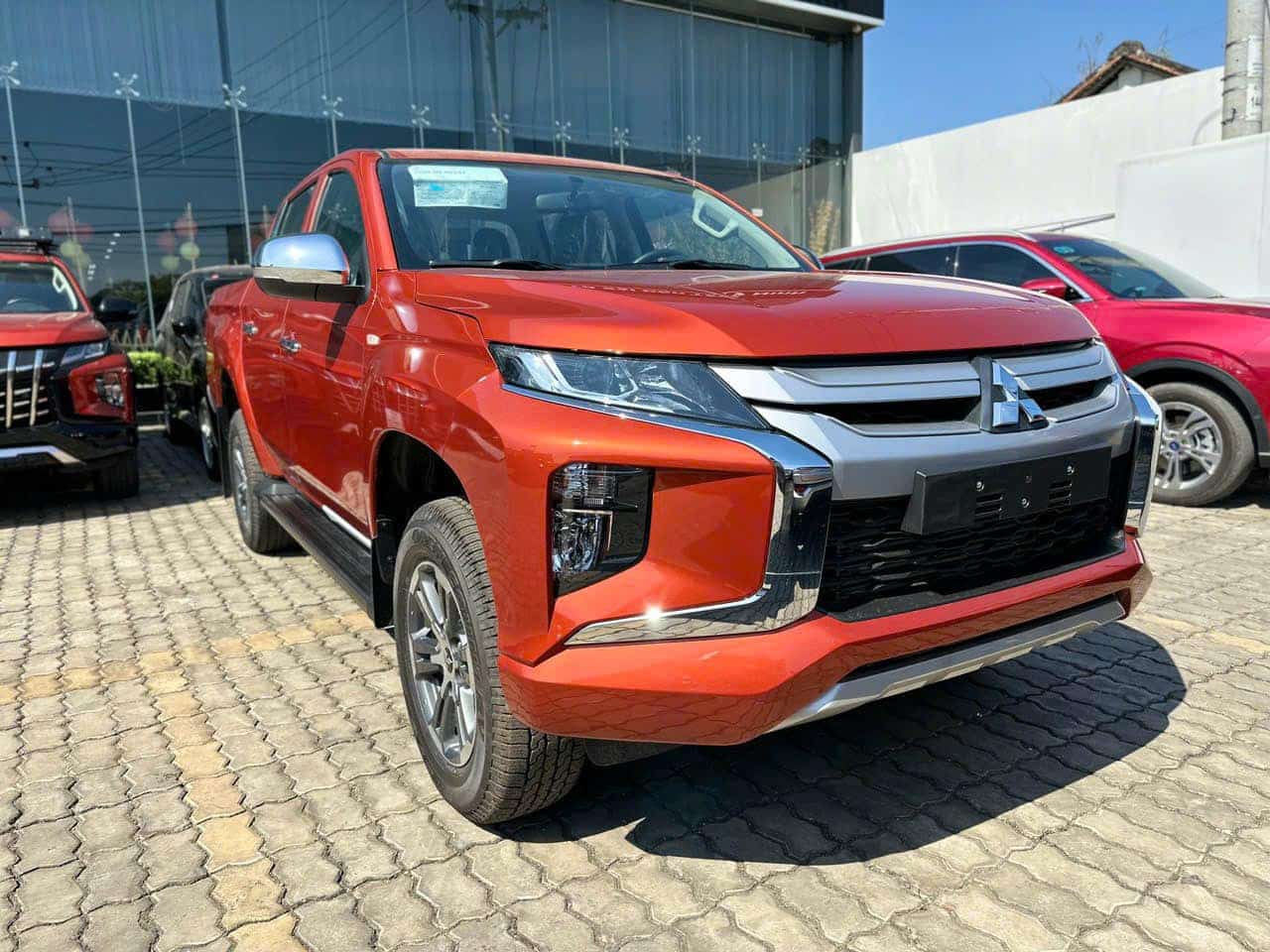 Mitsubishi Triton GLX màu cam