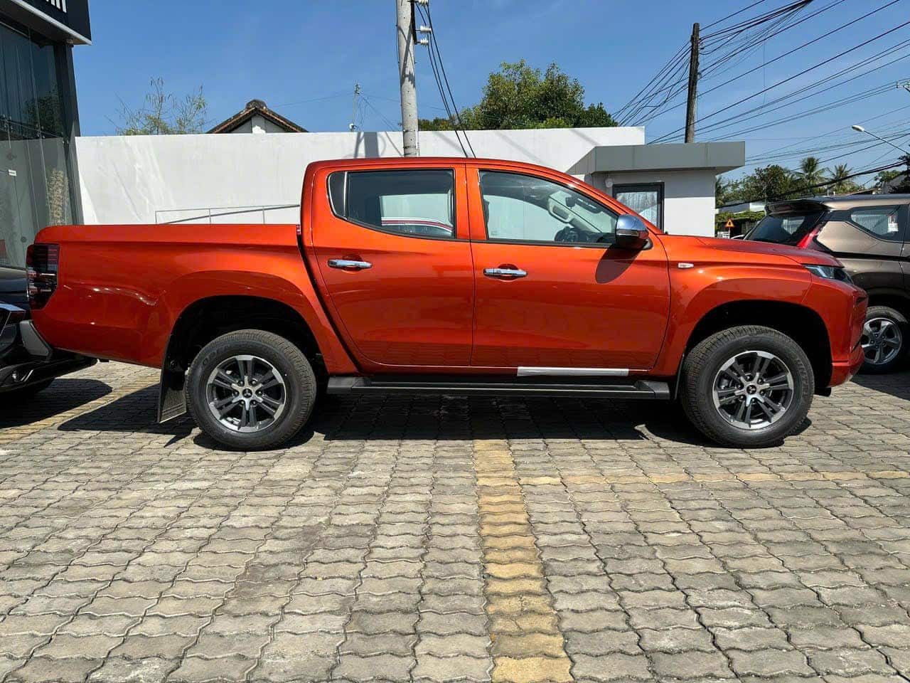Thân xe Mitsubishi Triton GLX