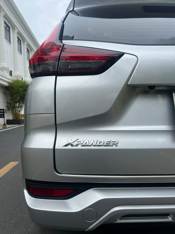 Góc trái xe Xpander 2019 màu bạc