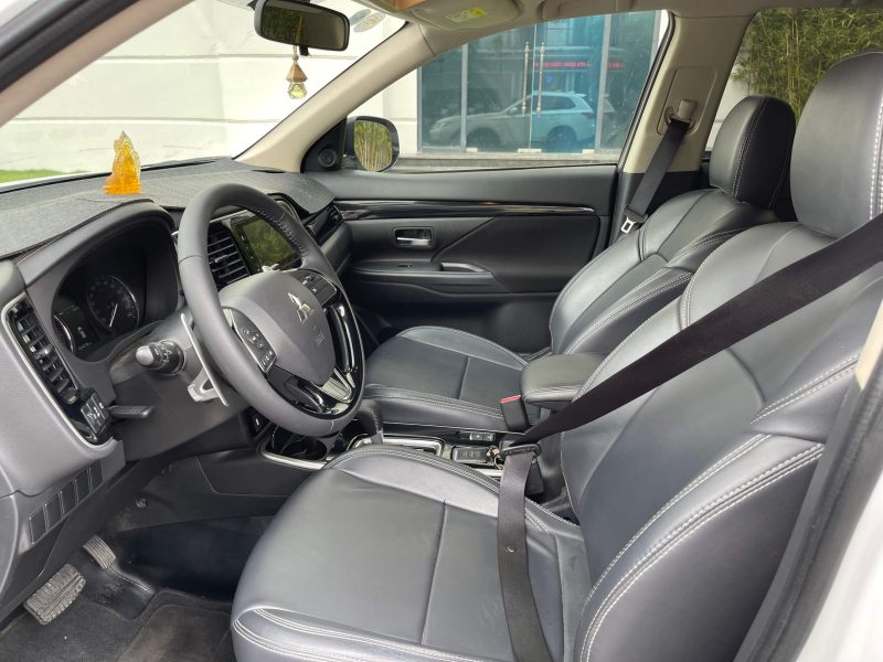 Nội thất xe Mitsubishi Outlander 2.0 CVT 2020